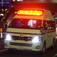 キャンプ場で重機が斜面滑落、男性が下敷き死亡　鴨川署が原因調査