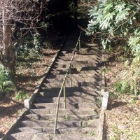 信仰対象の「軍荼利山」　波乗り“聖地”にぎわう　東浪見駅（ＪＲ外房線）　【駅から２ｋｍのおもしろ散歩　千葉地理学会】
