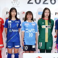 なでしこリーグの開幕記者会見で今季の意気込みなどを語ったボンズレディースの村上主将（右から２人目）やオルカ鴨川の河野（同４人目）ら各チームの選手たち＝東京都文京区