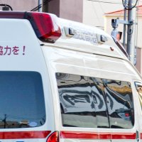 車が信号機に衝突、女性死亡　柏の交差点