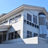 目が覚めると目の前に容疑者…　ＪＲ外房線　電車内で下半身露出疑い、５２歳逮捕