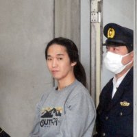 送検のため千葉中央署を出る宮川容疑者（左）＝２日午前、千葉市中央区