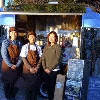 芝山町役場前にトレーラーカフェ　町民３人が営業「憩いの場に」　町内にカフェ少なく夢実現