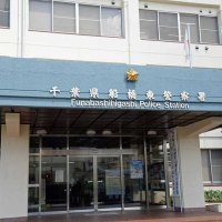 生け垣を勝手に伐採か、船橋の住宅で被害　容疑で５９歳逮捕「車で通った時にタイヤが傷ついた」　