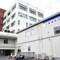 駅前交番の駐車スペースに停止、交番の署員に声をかけ…　酒酔い運転疑いで自称トラック運転手の男逮捕　市川