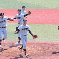 ３度目の優勝を決めて喜ぶ日出学園ナイン＝２日、国府台